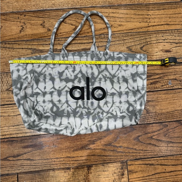 Alo Yoga Tiedye Signature Oversized Tote Bag - Picture 4 of 10